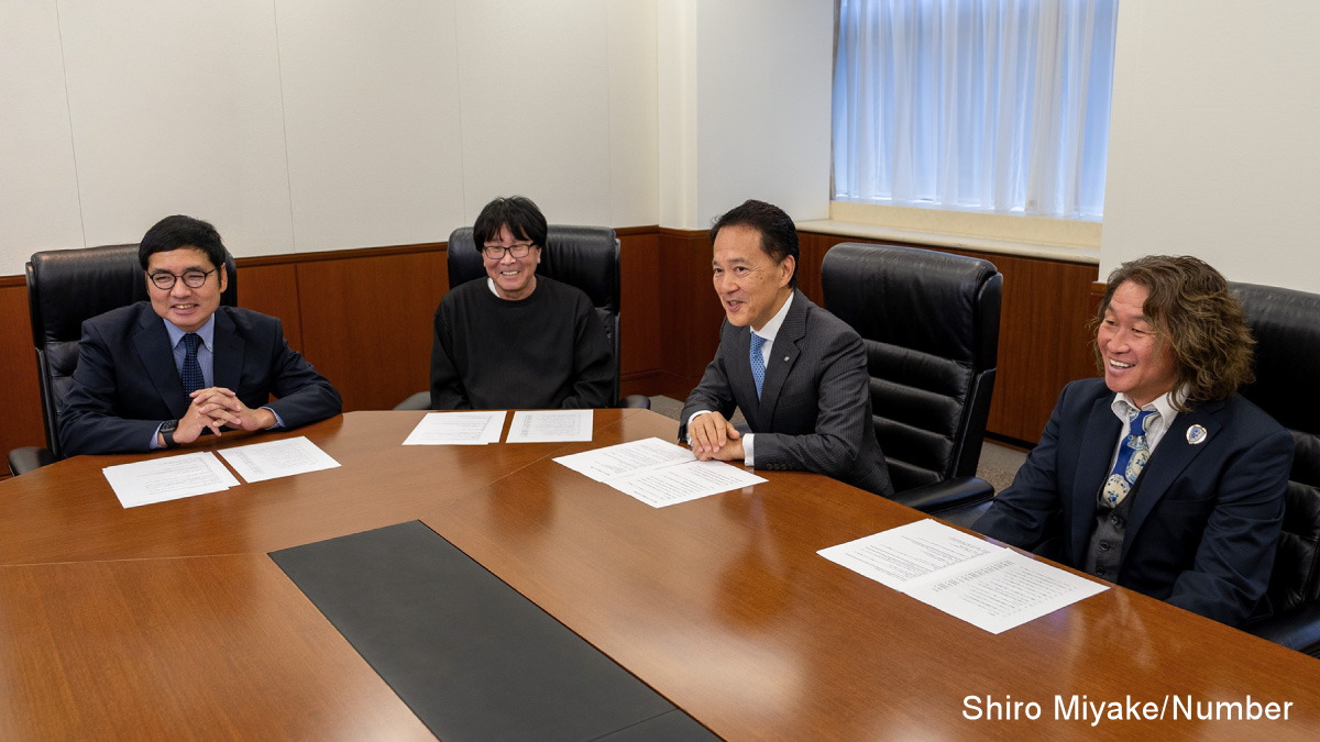 写真左から、岩本 義弘氏(南葛SCゼネラルマネージャー)、高橋 陽一氏(南葛SCオーナー兼代表取締役社長)、奥田 健太郎(野村ホールディングス グループCEO)、岡野 雅行氏(南葛SC事業本部長)